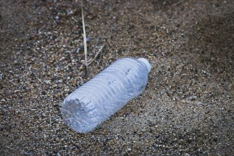 Mochila hecha de botella plástico reciclado