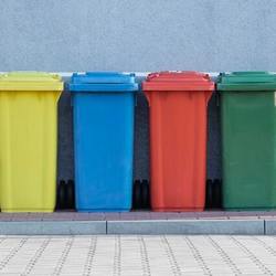 Cubos de basura para reciclar
